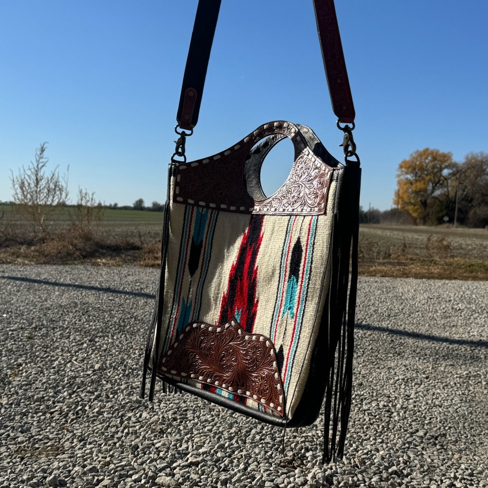 Western Linen white/red/blue Aztec tooled purse